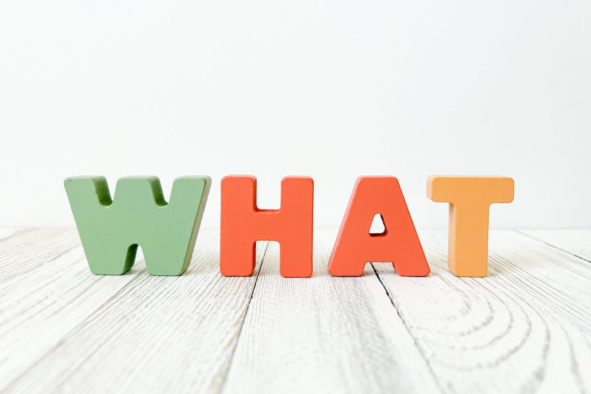 何かを考えるための英語whatが記された画像